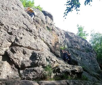 Escalade sur site naturel à Pollionnay avec Pep’S Nature