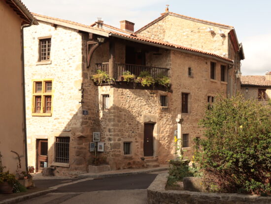 mornant-village-ruelle-maison-de-pays-croix-© (1)